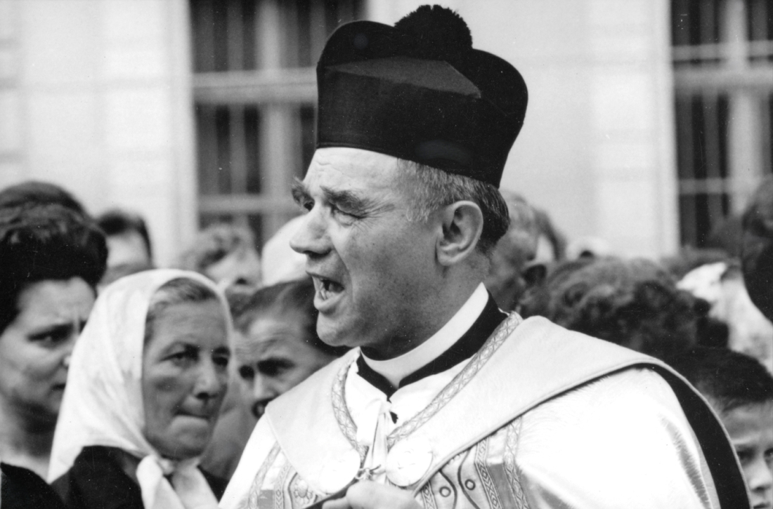 Röm. kath Pfarre: Pfarrer Dr. Matthias Heintz (*1903/+1964) anlässlich der Erstkommunion 1963