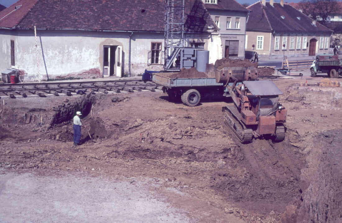 Bau der neuen röm. kath. Osterkirche: Erste Erdaushubarbeiten