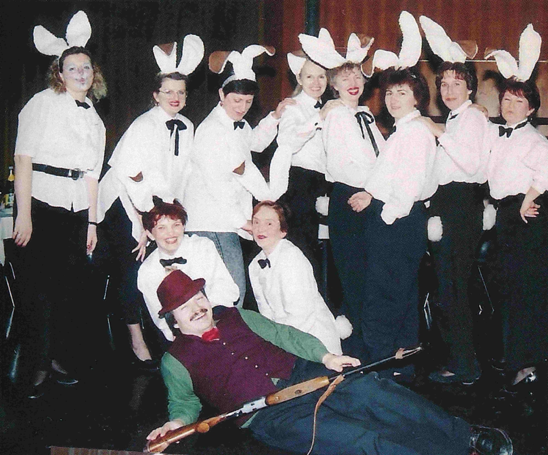 Faschingsfeier des röm. kath. Kirchenchores: "Die Playboy Bunnys und ihr Jäger"