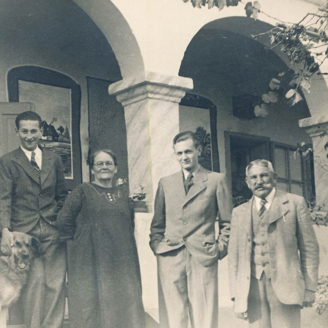Zwei der Brüder Vörös mit ihren Szilagyi-Großeltern mütterlicherseits