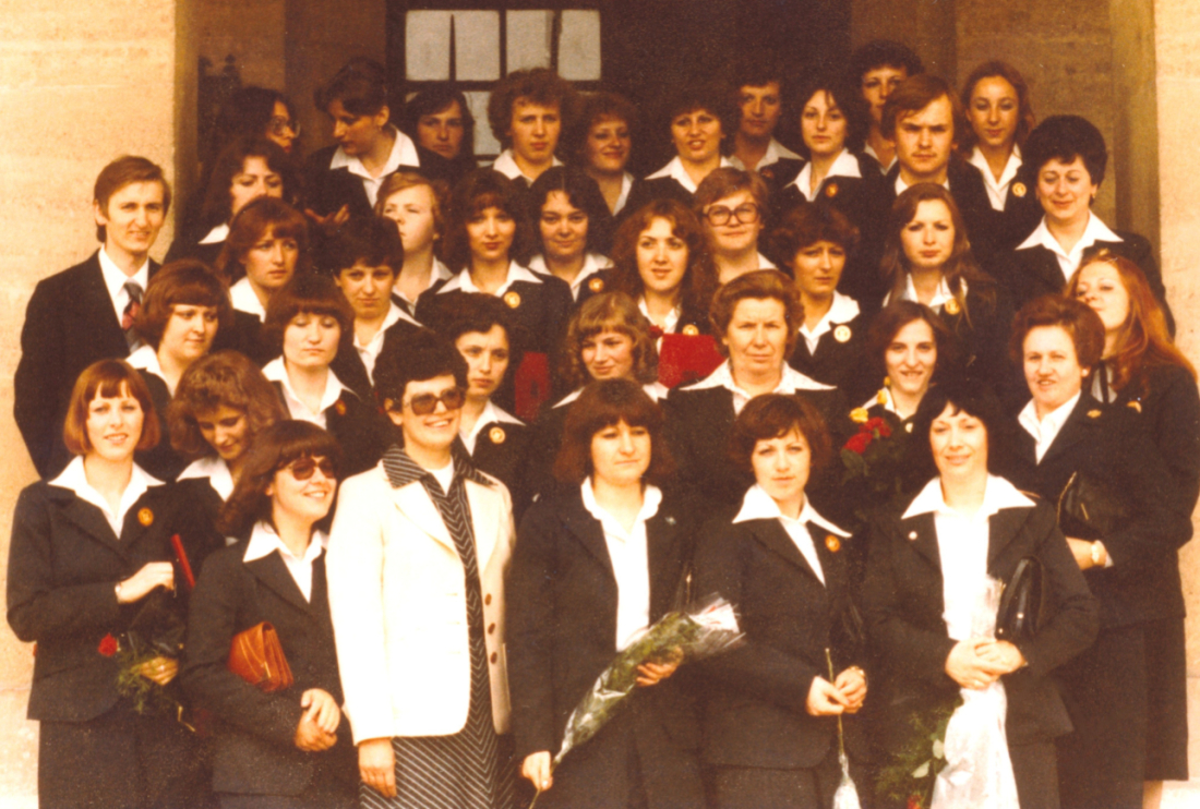 Die ersten AbsolventenInnen der Krankenpflegeschule Oberwart anlässlich der Diplomüberreichung auf den Stiegen des Landhauses in Eisenstadt im Juli 1978 - Reiter/Gangoly