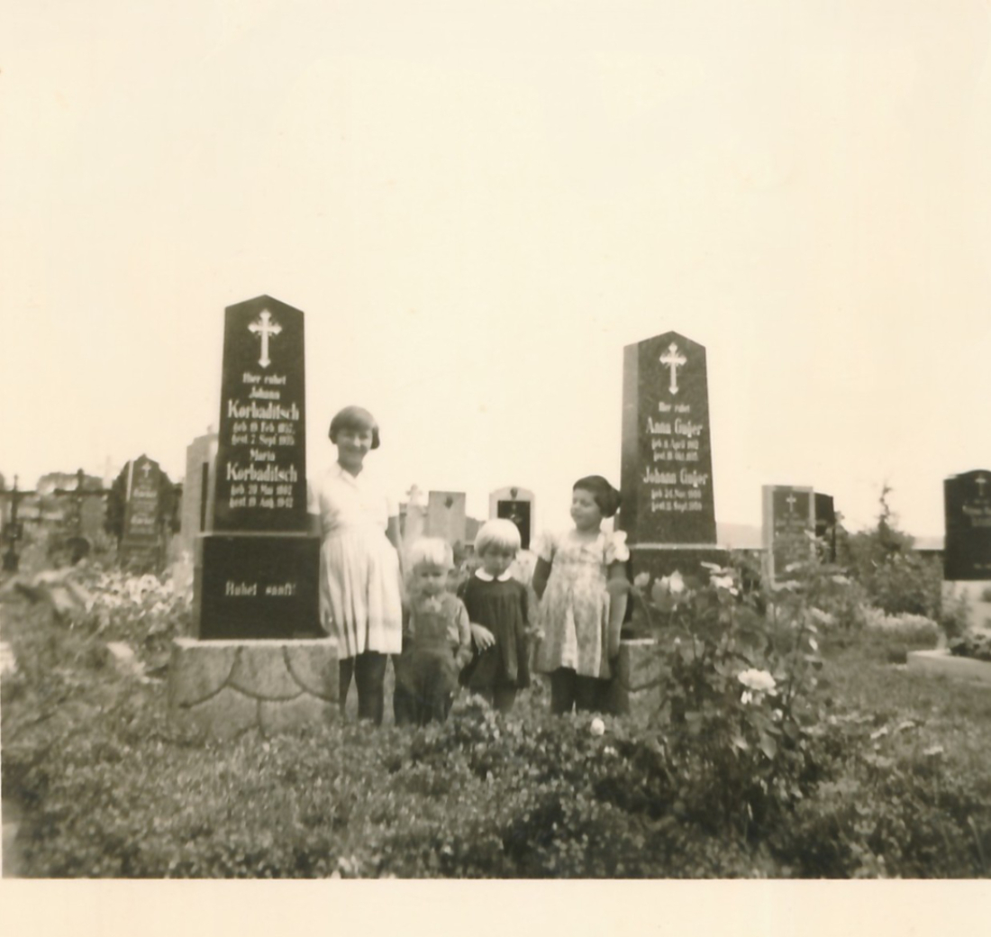 An den Gräbern der Vorfahren am Friedhof in St. Martin