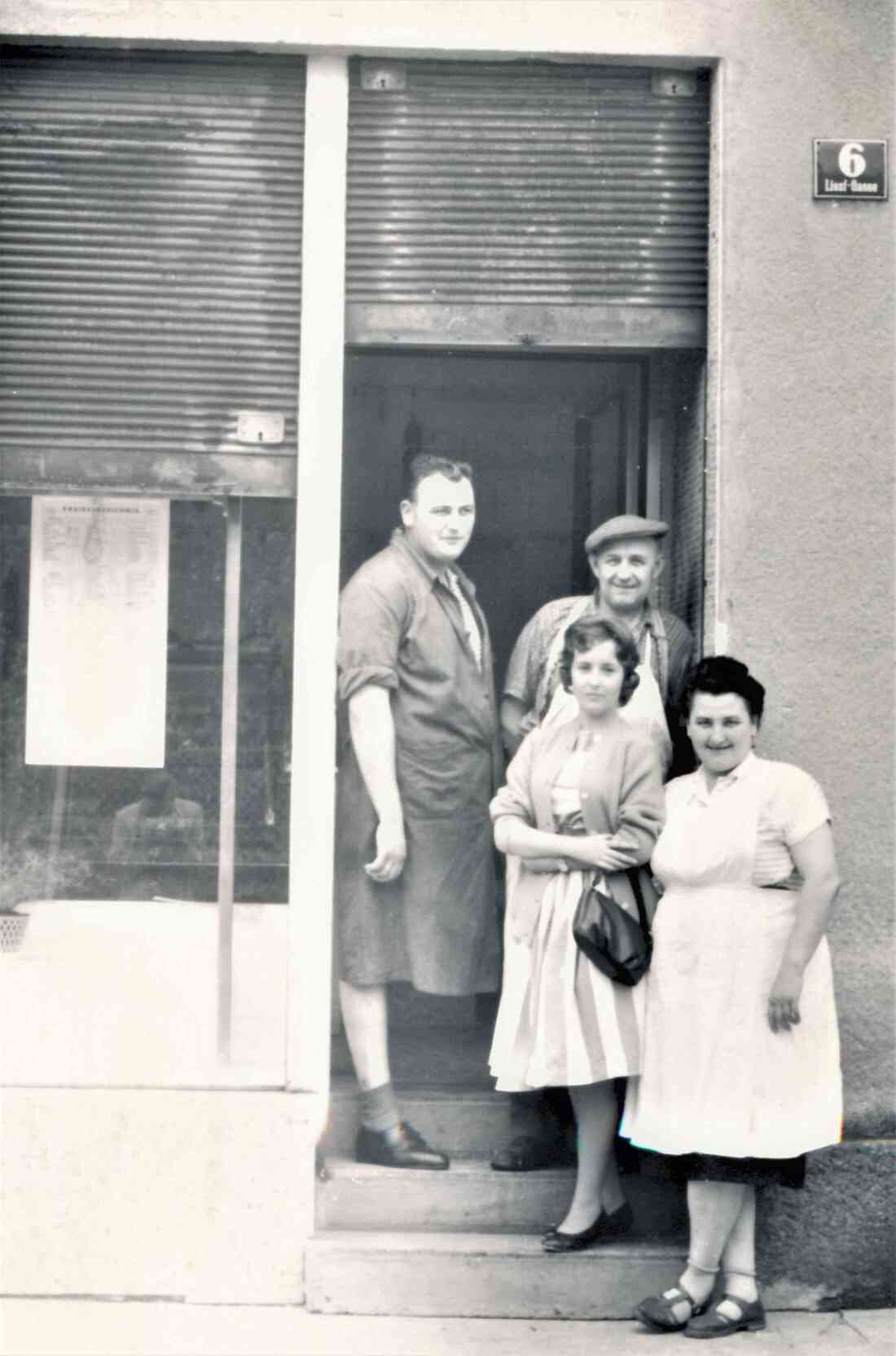 Fleischhauerei Oswald-Ulreich: Familienfoto vor dem Geschäftslokal Lisztgasse 6