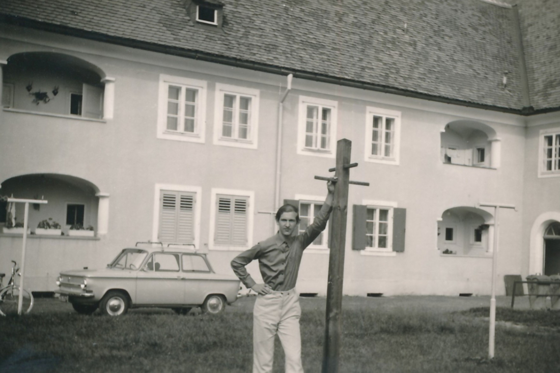 Dieter Mikovits an der Rückseite der Südtirolersiedlung (Wienerstraße 26, 30 und 32)