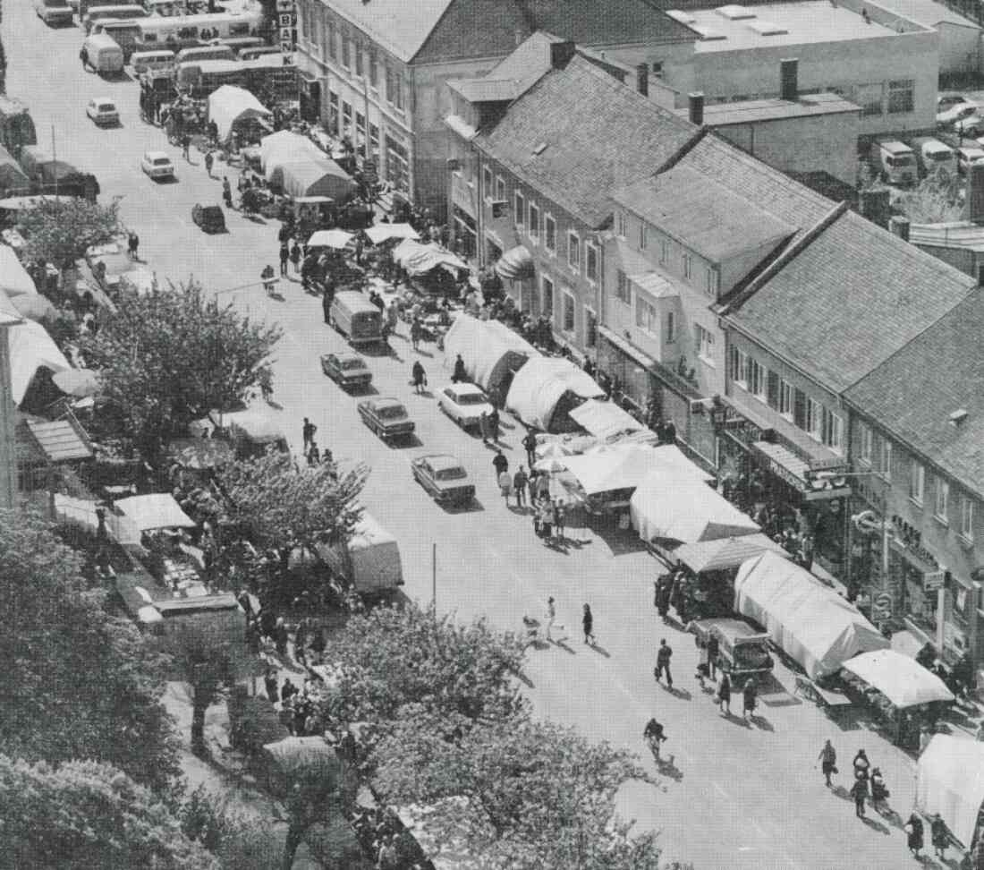 Blick vom Hochhaus auf den Hauptplatz: Wochenmarkt