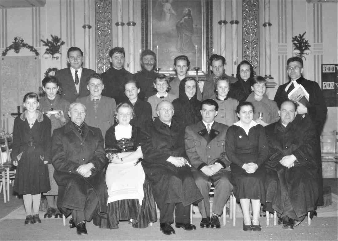 Evang. Pfarrgemeinde AB: Gruppenfoto anlässlich einer Evang. Woche (mit KonfirmandenInnen und LaienspielernInnen)