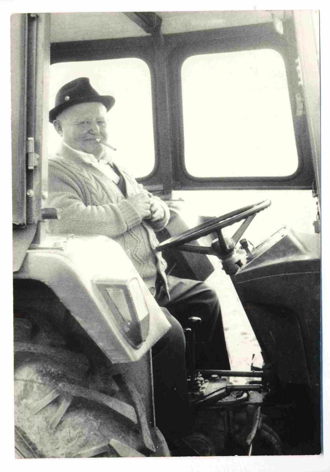Michael Sterniczky (*1931/+1990) auf seinem Traktor - Steinamangererstraße 123