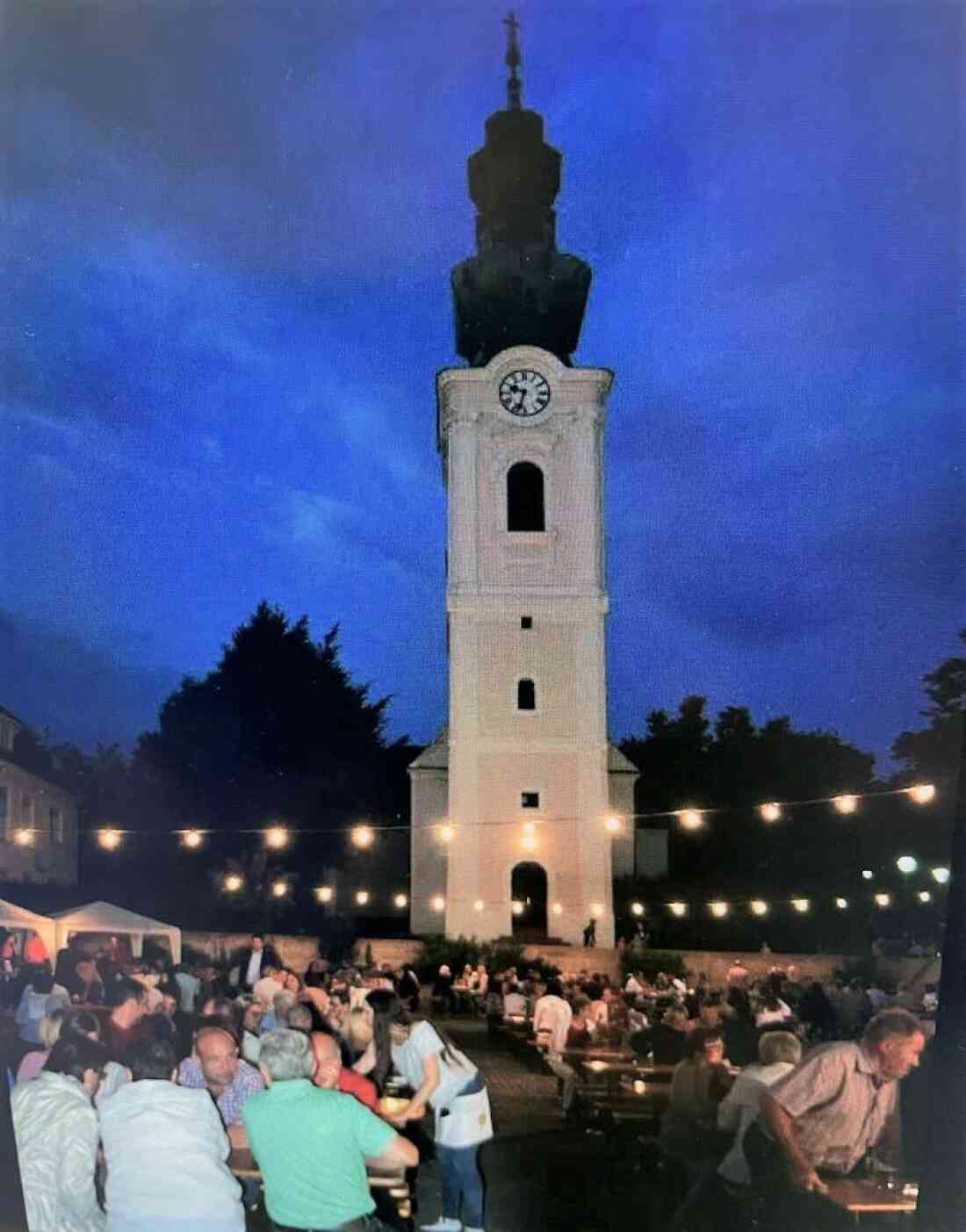 Röm. kath. Pfarre: Pfarrfest 2018 - Blick über den Kirchenplatz auf die alte Pfarrkirche