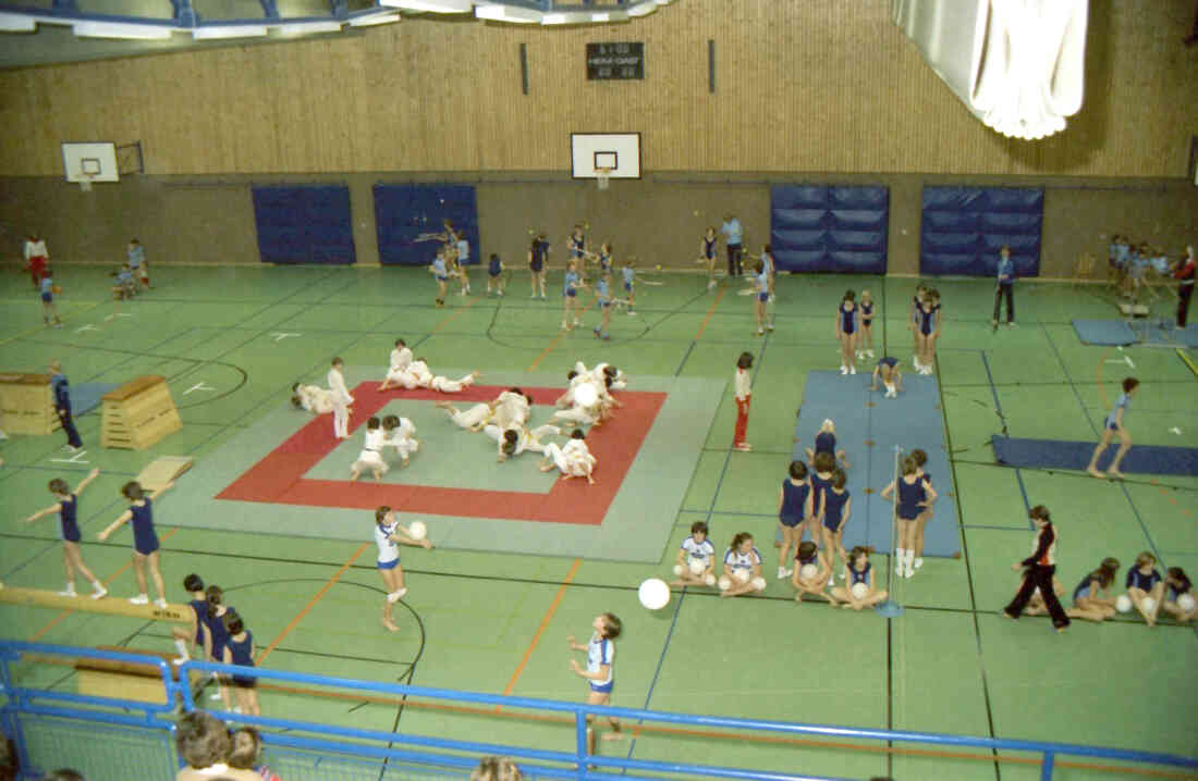 Eröffnung der Sporthalle (Informstraße 2) am 17. Mai 1980