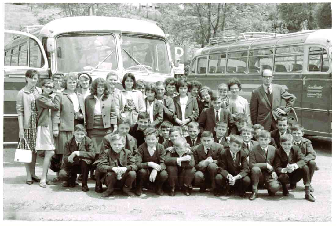 Die 2.a Klasse 1963/1964 der Hauptschule auf Ausflugsfahrt mit Fl. Lonyai