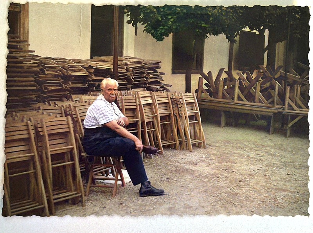 Gasthof Neubauer: Johann Neubauer (*1893/+1981) vor einem der beliebten Gartenfeste mit dem gestapelten Inventar - Wienerstraße 35