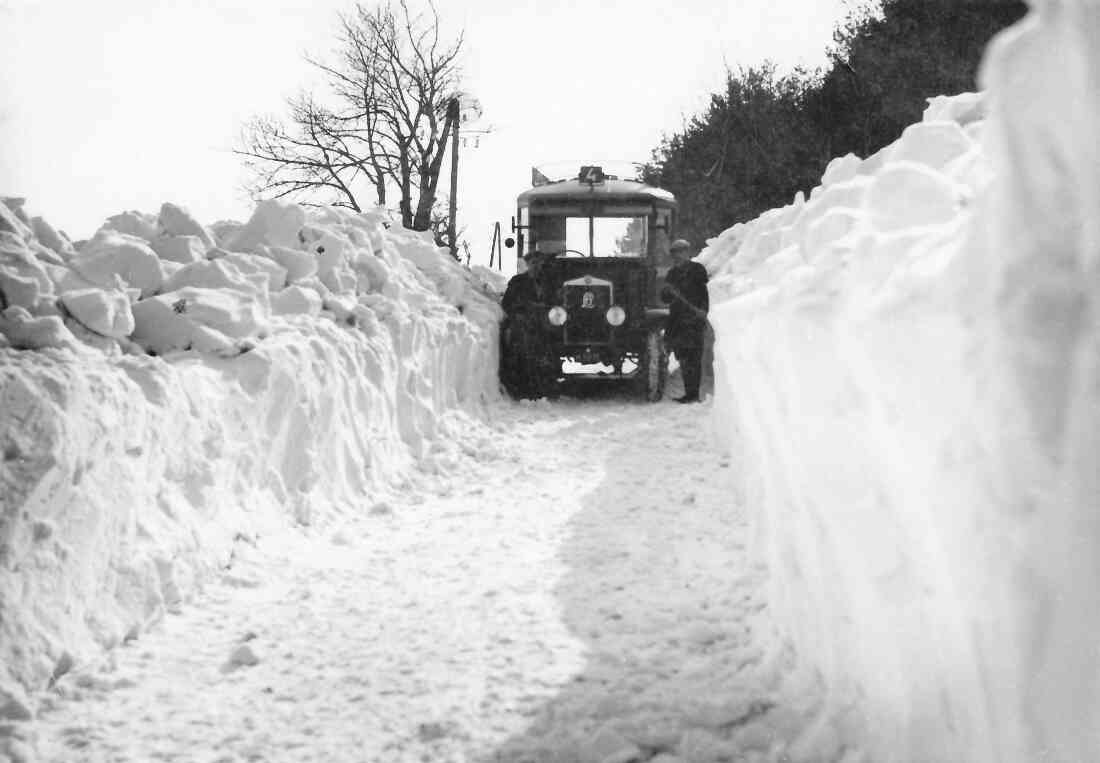 Südburgchauffeuer Johann Ruzsa mit seinem Wagen der Linie 4 beim Schneeschaufeln