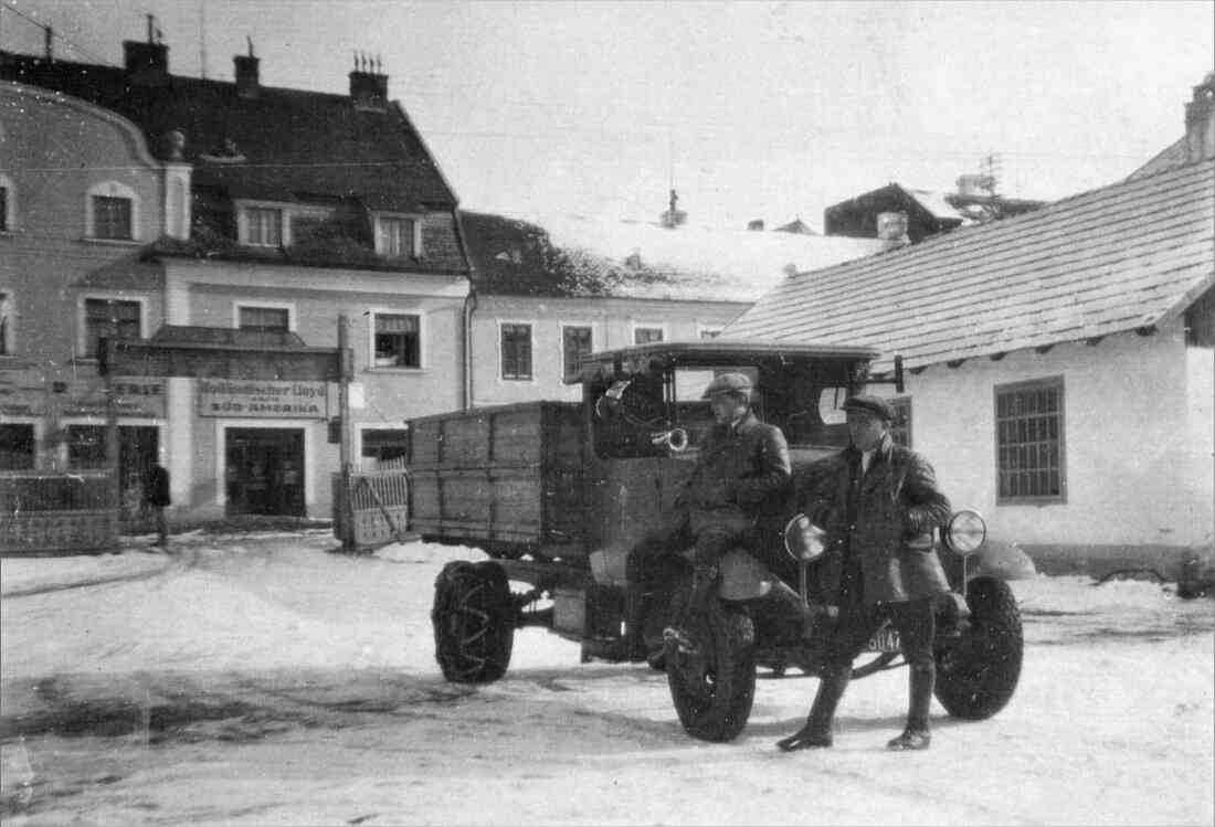 LKW auf dem Platz der Autogarage Gustav Brunner (Wienerstraße 13)