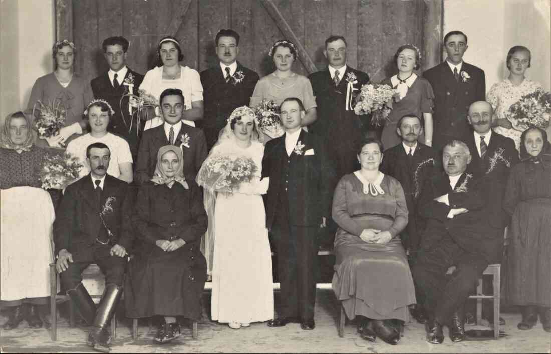 Die Hochzeitsgesellschaft der Hochzeit von Sophie Adorjan und Eugen Posch sen. - aufgenommen in der Hofeinfahrt des Hauses Mühlgasse 11