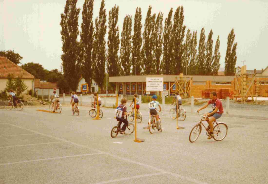 COOP (Wienerstraße 13): die Sportabteilung organisiert einen Fahrradtag - im Hintergrund die in Bau befindliche Filiale des "Hofer-Marktes"