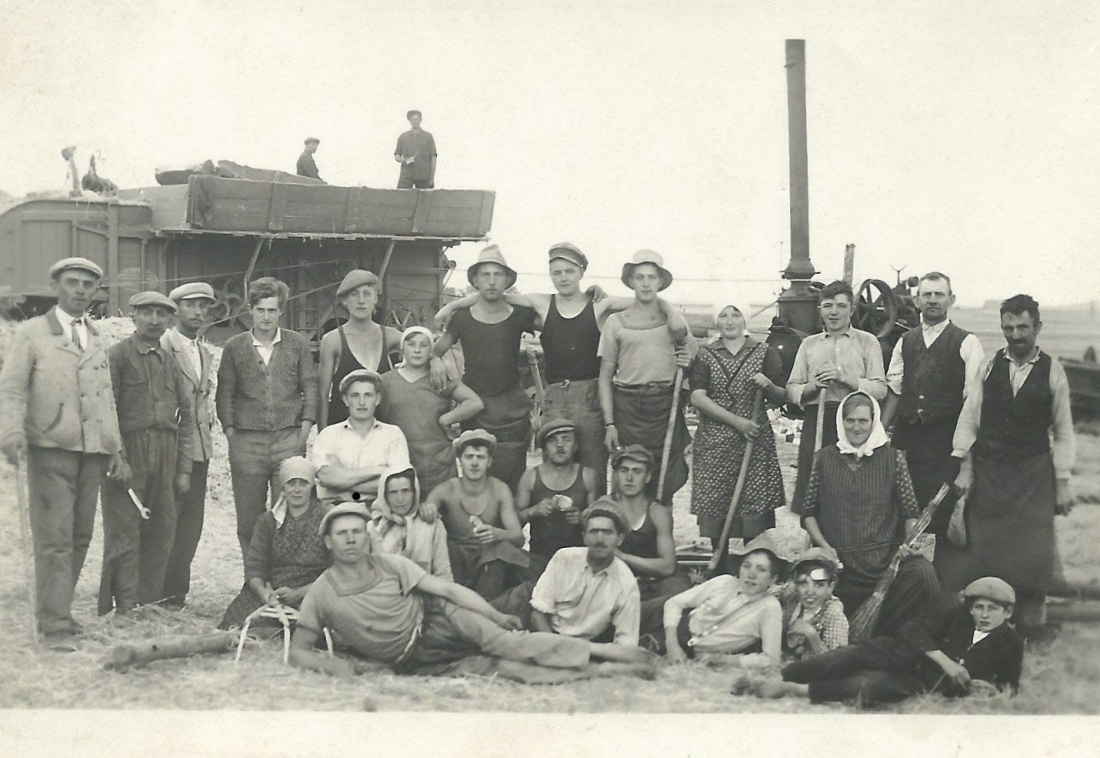 Dreschpartie mit Josef Zambo (hinten 3.v.r. - *1915/+1983)