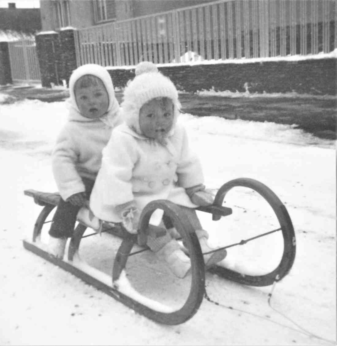 Christa Gangoly mit Freundin auf der Rodel in der Stiftergasse