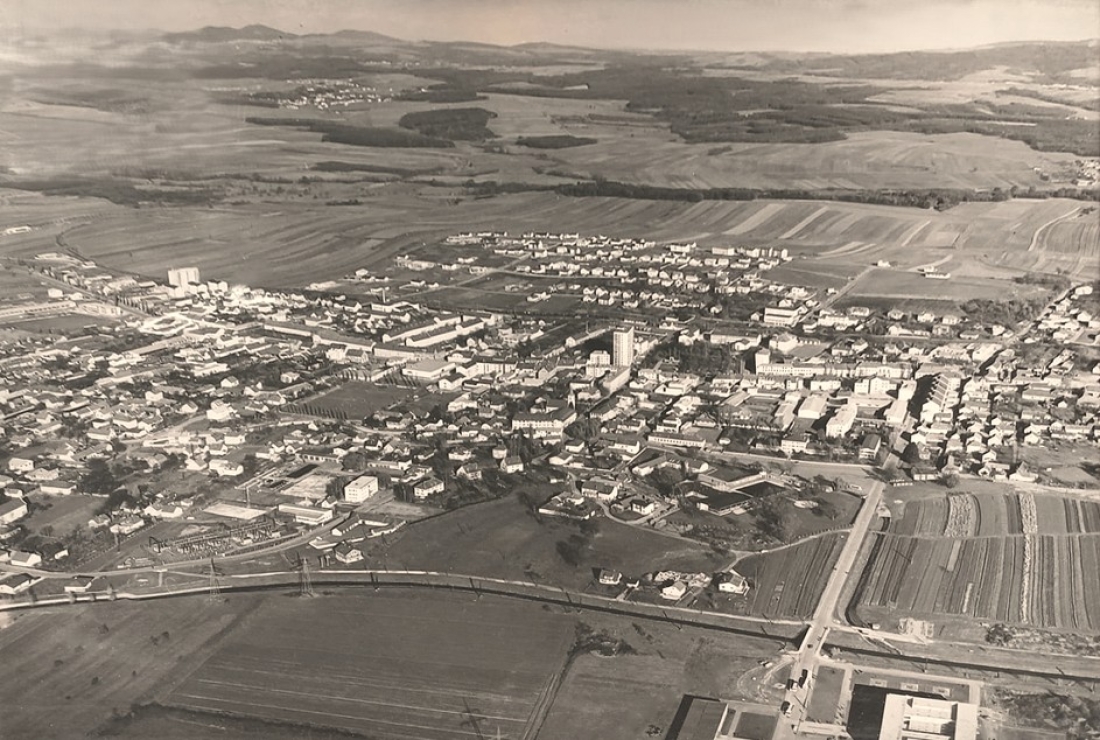 Luftbild des gesamten Stadtgebiets gegen NO