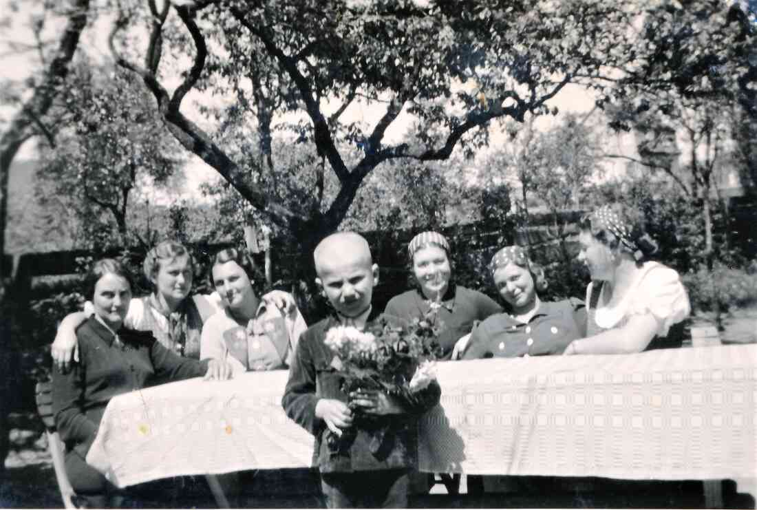 Stefan Miertl mit Frauen, die zu dieser Zeit die Haushalte besuchten, um Geschäfte anzubahnen im Gastgarten des Gasthauses Neubauer (Hauptplatz 11)