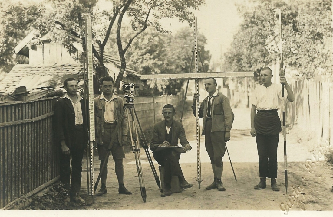 Eine Arbeitergruppe bei Vermessungsarbeiten in der Reichlgasse