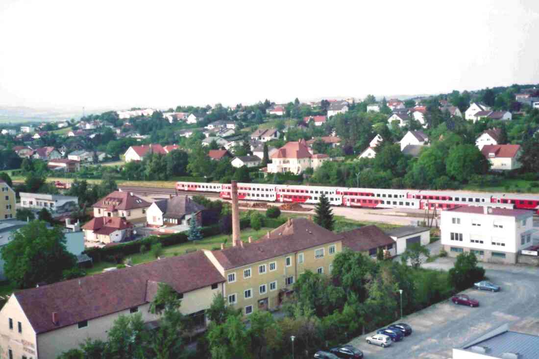 Blick vom Hochhaus auf Teile des Bahnhofs mit einem Fanzug aus Wien