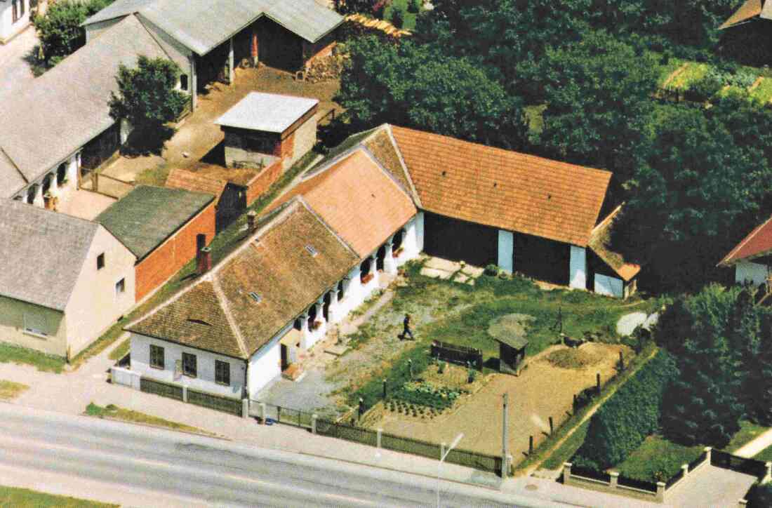 Arkadenhaus: Josef Pongracz (OW 23 / Steinamangererstraße 127) - Flugaufnahme/Luftbild