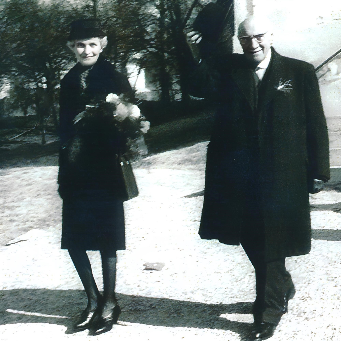Dr. Karl Fuith (Rechtsanwalt; *1884/+1966) und Gattin Katalin Fuith (geb. Galba, *1893/+1978) nach der Messe anlässlich ihrer Goldenen Hochzeit