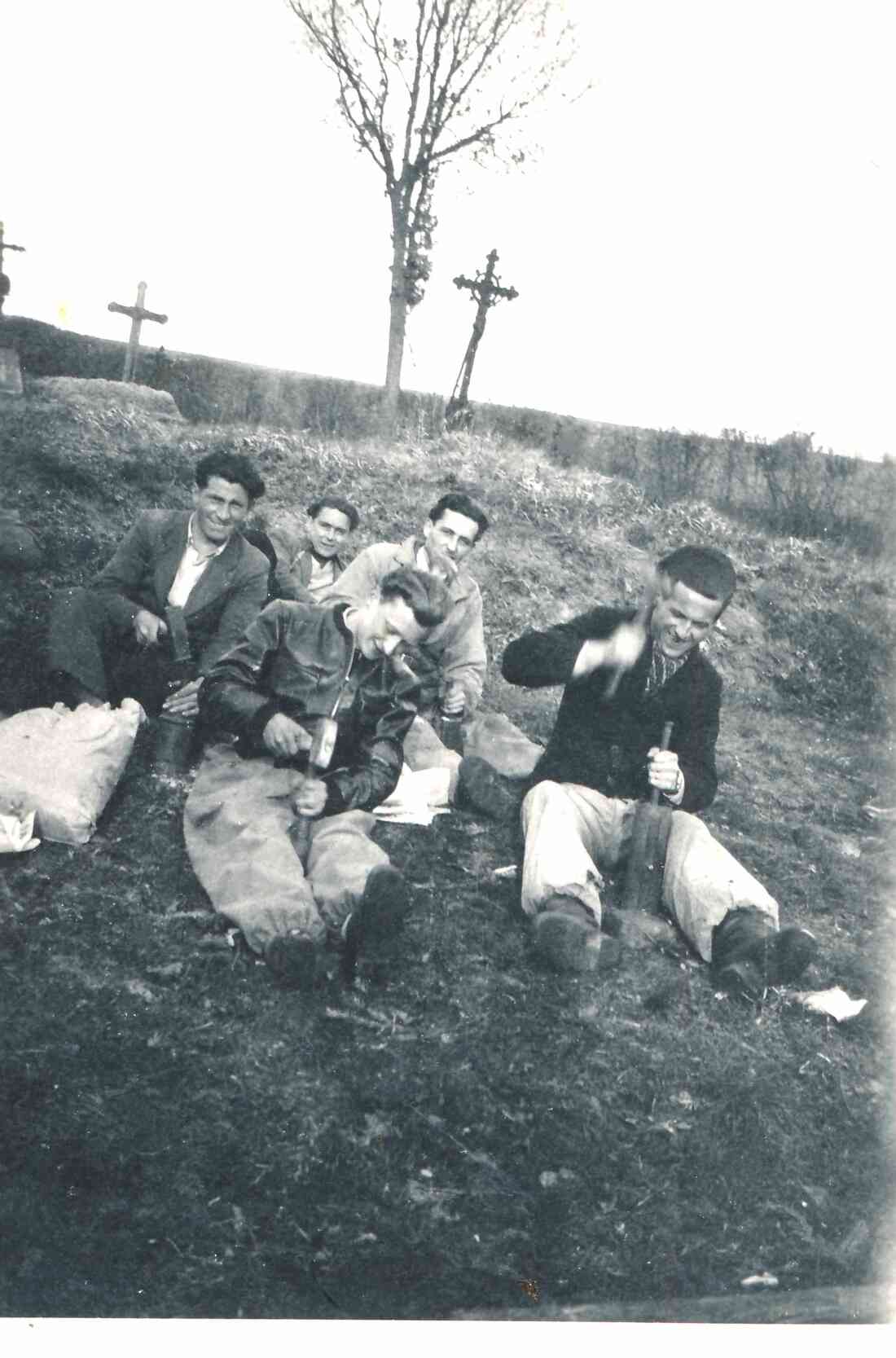 Böllerschießen rechts neben der Friedhofskapelle: Geschichte / Die 1. Generation nach dem II. WK - Miertl/Ruzsa/Samer/Adorjan/Riegler