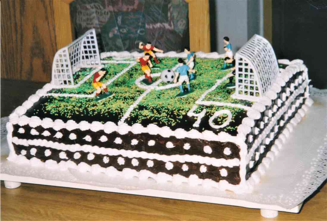 Kunstvolle Torte zum 40-er in Form eines Fußballfelds - gebacken von Lidia Sterniczky (geb. Adorjan, *1936)