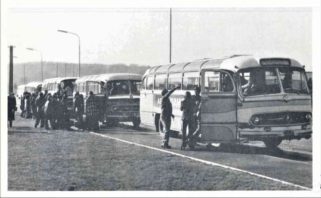 Erste Schülerfreifahten von und zur neuerbauten Hauptschule (Schulgasse 29) durch die Fa. Südburg und Mitbewerber