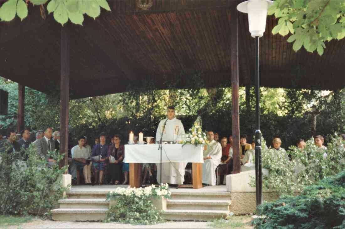 Röm. kath. Pfarre: Fronleichnamsprozession - Altar im Musikpavillon / Stadtpark - Pfarrer Seifner