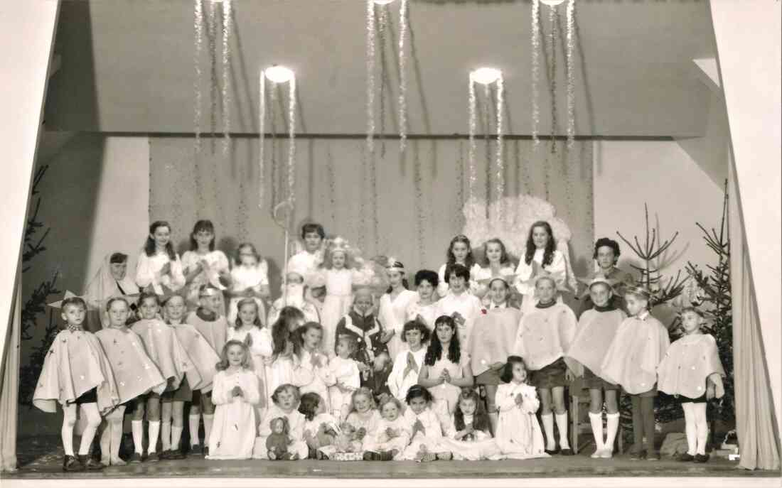 Weihnachtsspiel der Schulen "Ein Engel bringt Freude": Gesamtfoto mit der Leiterin Magda Kelemen (geb. Schwartz, *1919/+2003)