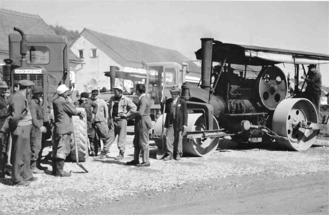 Bauamt: Straßenbaupartie mit Dampfwalzen und Grädern - Straßenbaubezirksamt