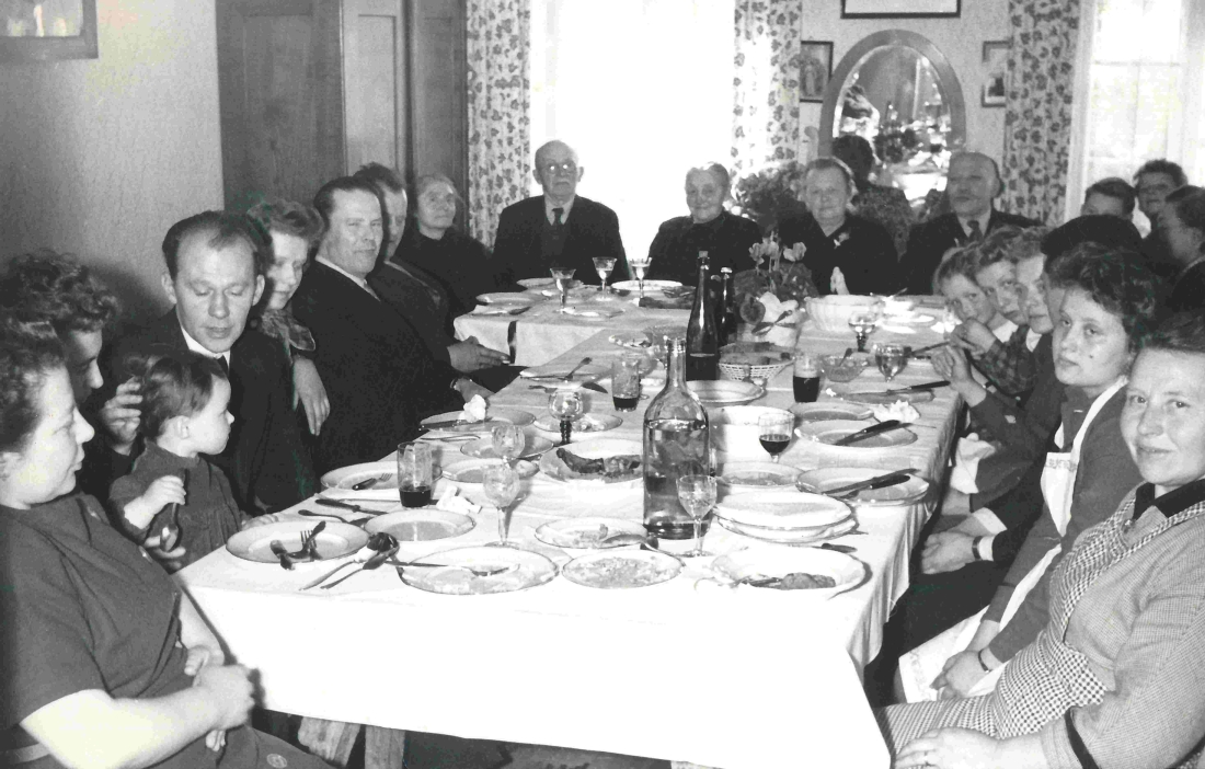 Festessen im Haus Kasper anlässlich der Goldenen Hochzeit von Josef Kasper (Sattler und Tapezierer; *1882/+1963) und Wilhelmine Kasper (geb. Hermann, *1885/+1957) - OW 96 / Steinamangererstraße 41