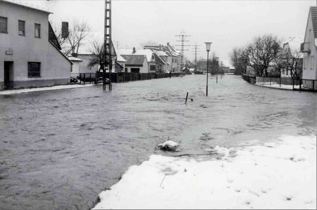 Hochwasser am Wehoferbach 1965: Blick entlang den Bachgassen in Richtung SO