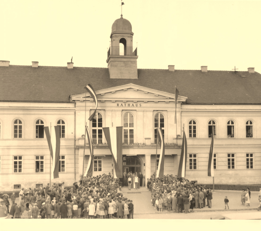 40 Jahre Burgenland: Staffellauf - Eintreffen und Übergabe der Urkunde vor dem Rathaus am 13. Oktober 1961