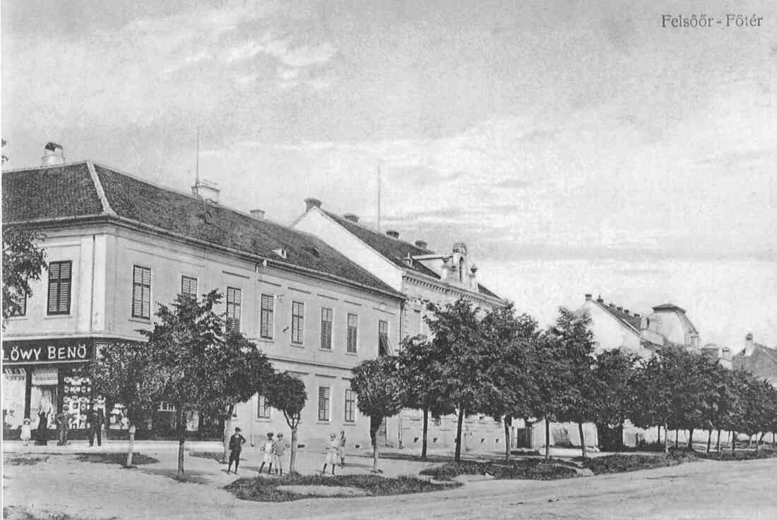 Ansichtskarte: "Felsöör - Föter" (Hauptplatz - Häuserzeile Hauptplatz 1 Gemischtwarenhandlung des Benö Löwy und die Häuser Hauptplatz 3 bis 9 Rathaus)