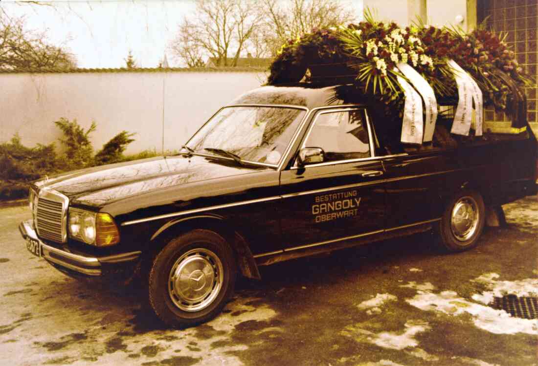 Leichenwagen der Marke Mercedes / Bestattung Gangoly