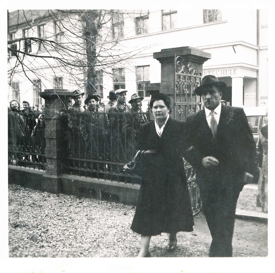Hochzeit Gustav Neubauer und "Gretl" Margareta Brandstätter: die Brauteltern Magdalena und Franz Brandstätter auf dem Weg in die Kirche