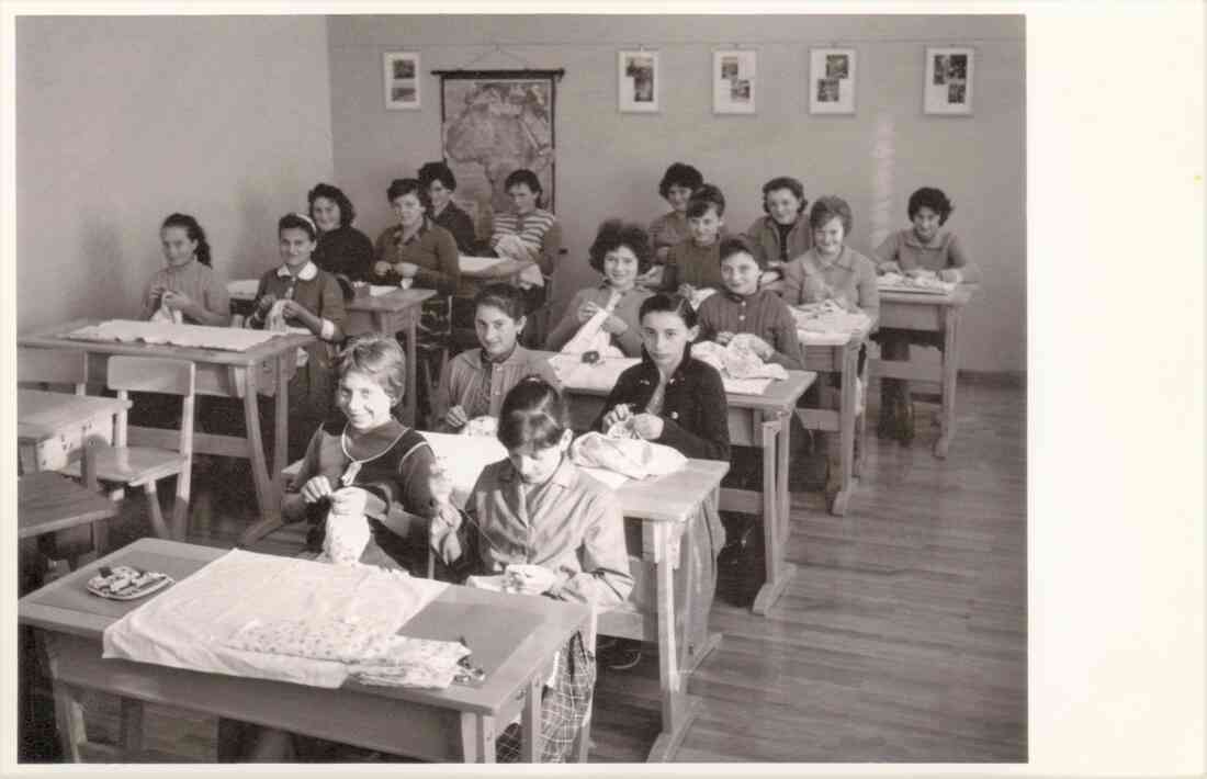 Handarbeitsunterricht in der 8. Klasse der Volksschule