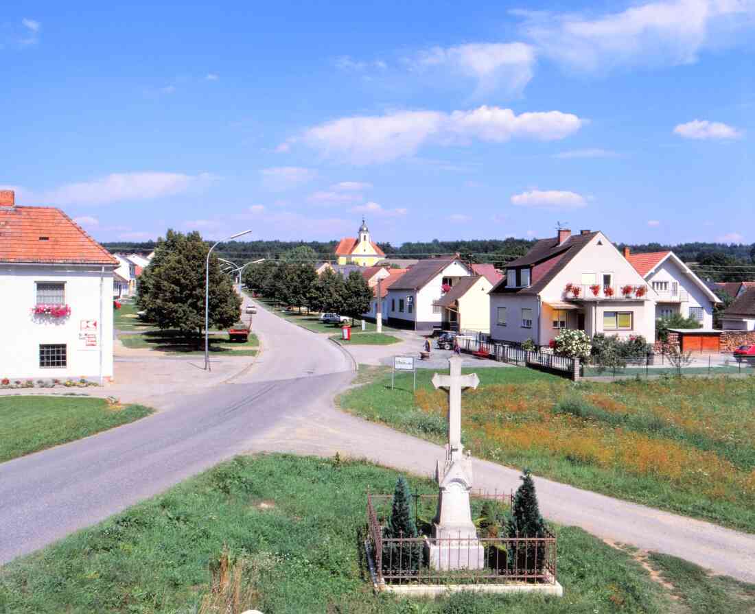 St. Martin: Blick auf die Ortsdurchfahrt gegen NO