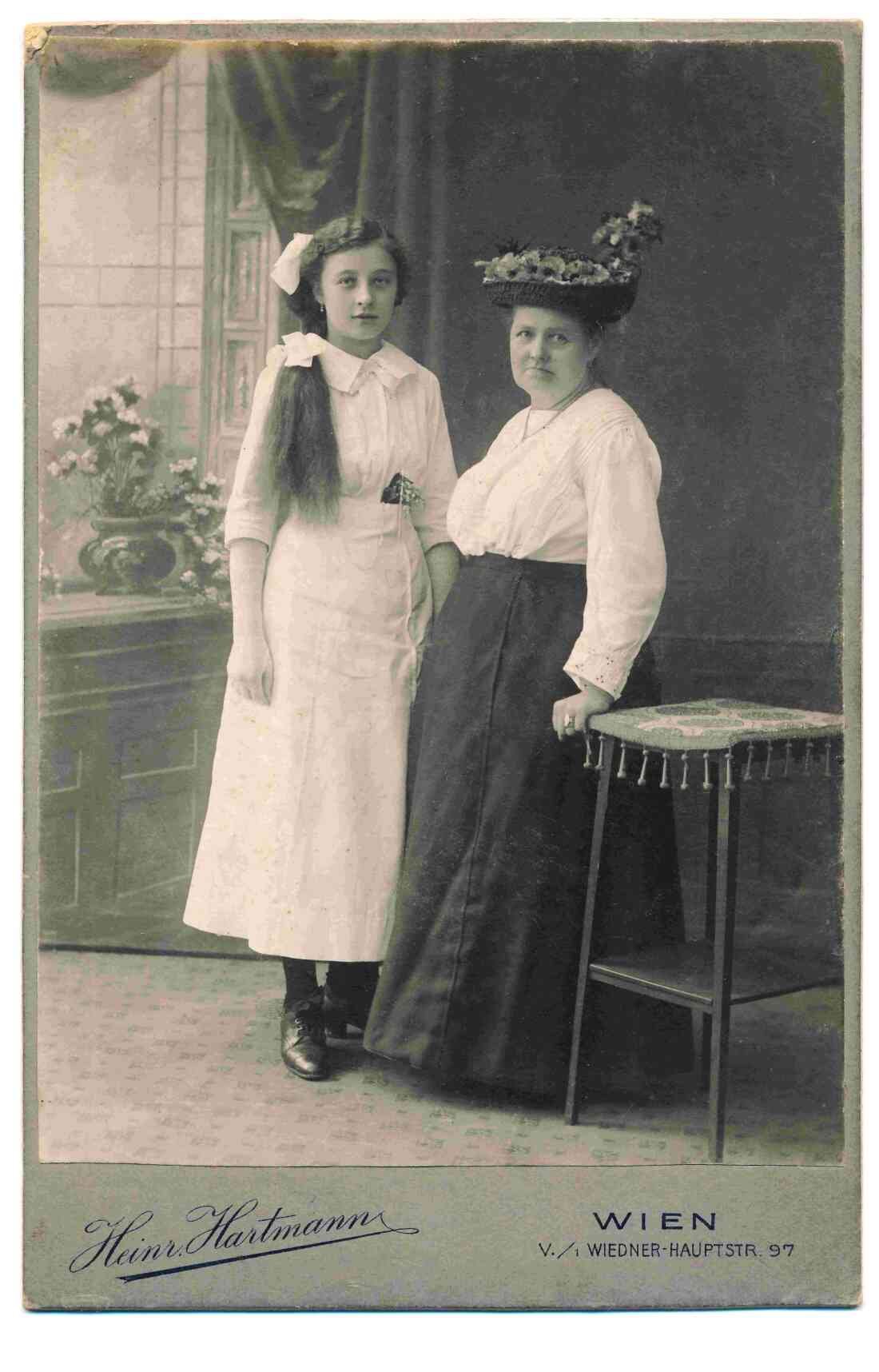 "Noble Damen": Helene Benkö (verh. Marschall, *1901/+1981) mit ihrer Mutter Josefa Benkö (geb. Dioszeghi, *25.05.1859)