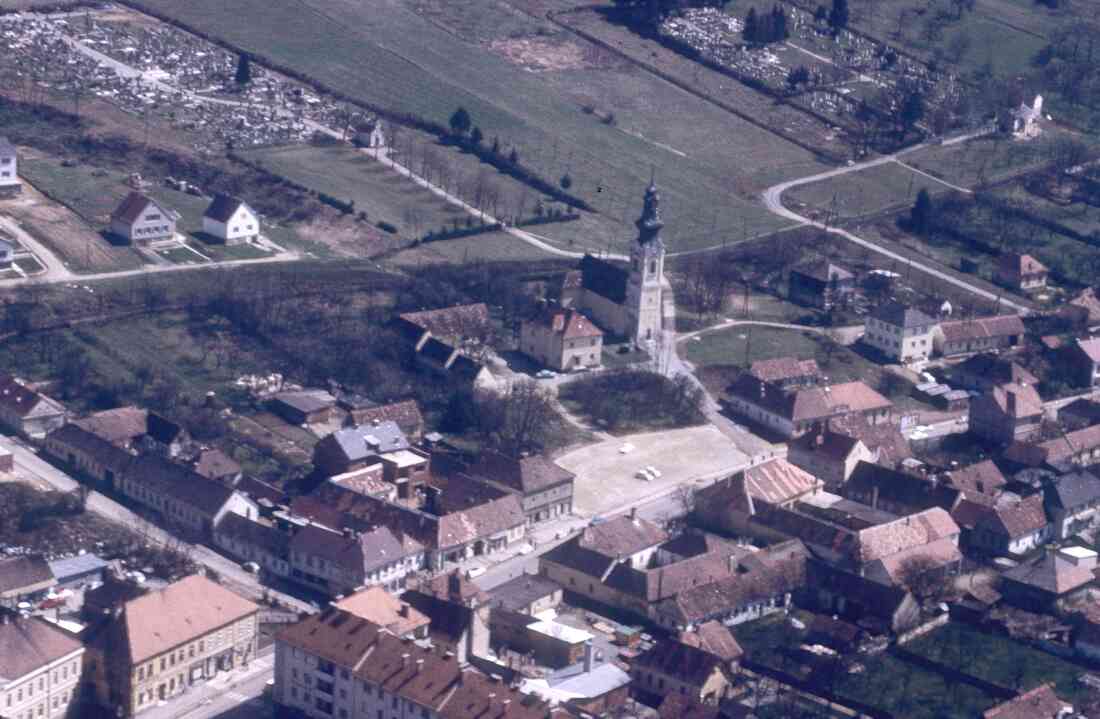 Flugaufnahme/Luftbild: Röm. kath. Pfarrkirche Maria Himmelfahrt und Umgebung;