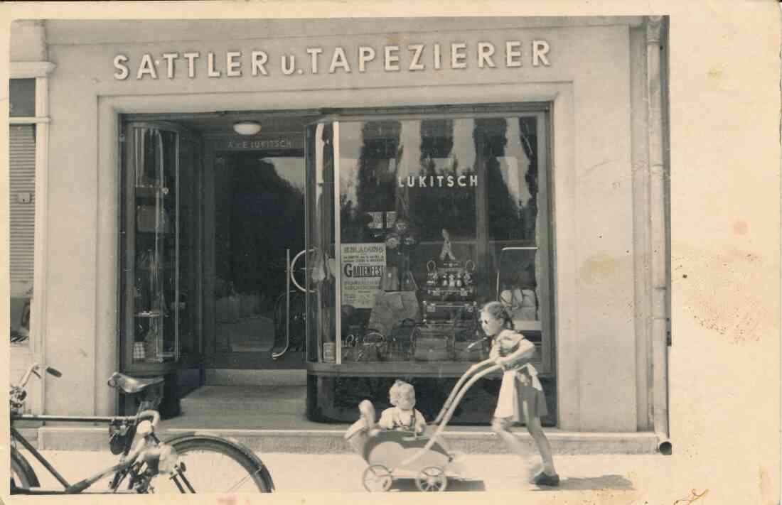 Geschäftslokal  "Sattler und Tapezierer Lukitsch" (Hauptplatz 4)