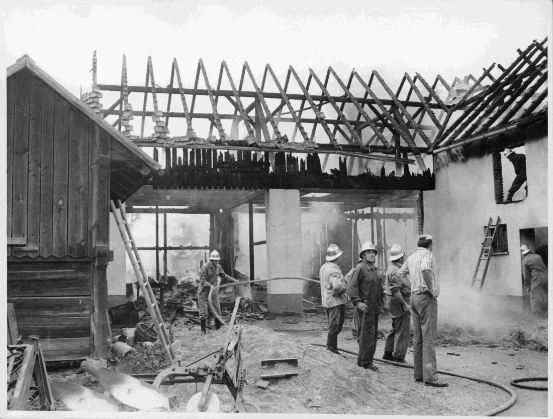 Feuerwehreinsatz beim Großbrand des Wirtschaftsgebäudes von Landwirt Michel Böcskör - OW 573 / Wiesengasse 52