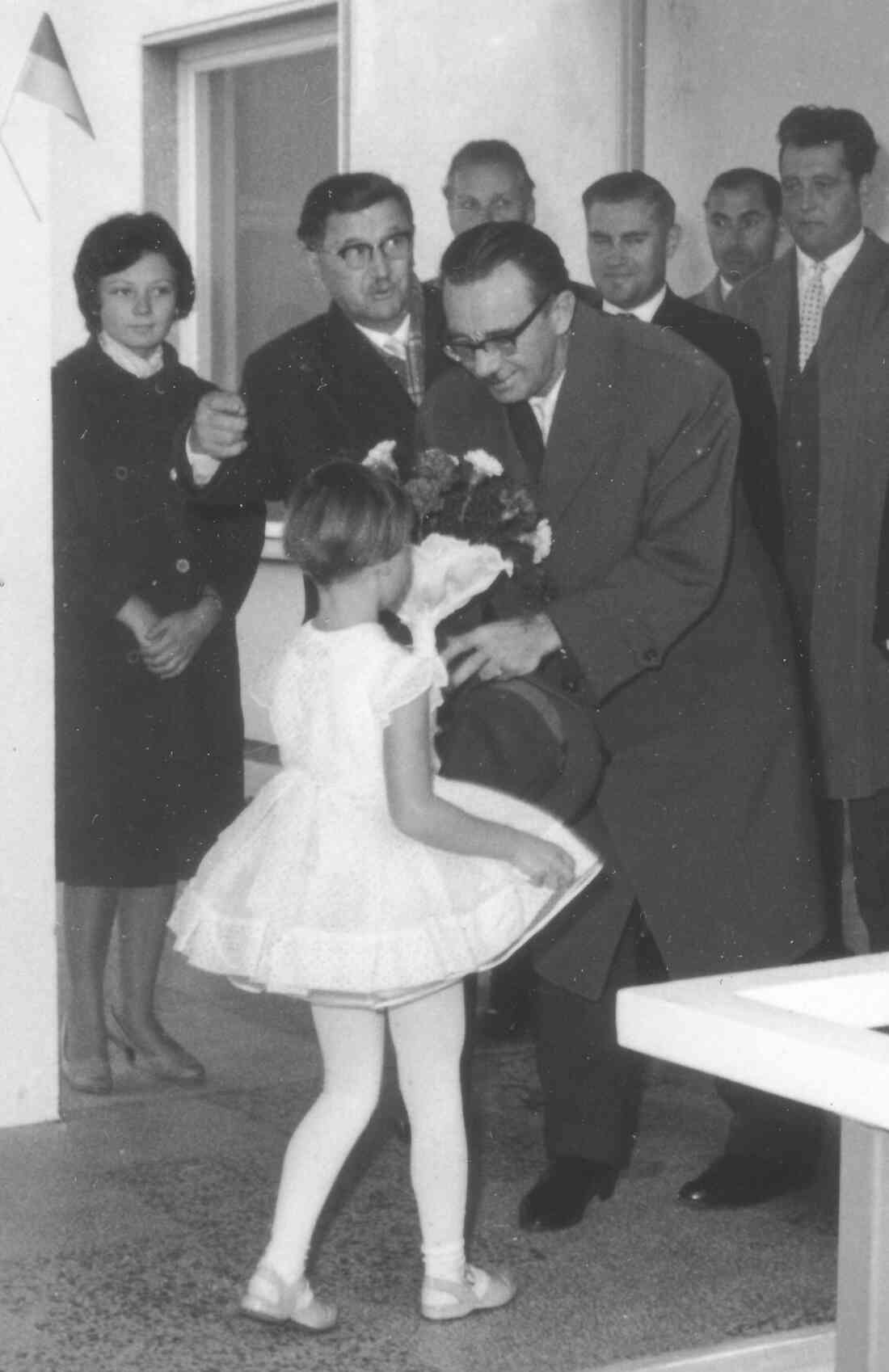 Anlässlich der Eröffnung der Volksschule als Teil der Zentralschule am 21. Oktober 1961 - Begrüßung von LH Josef Lentsch durch Heidemarie Kasper (Schaffer/Fassl/Tölly)