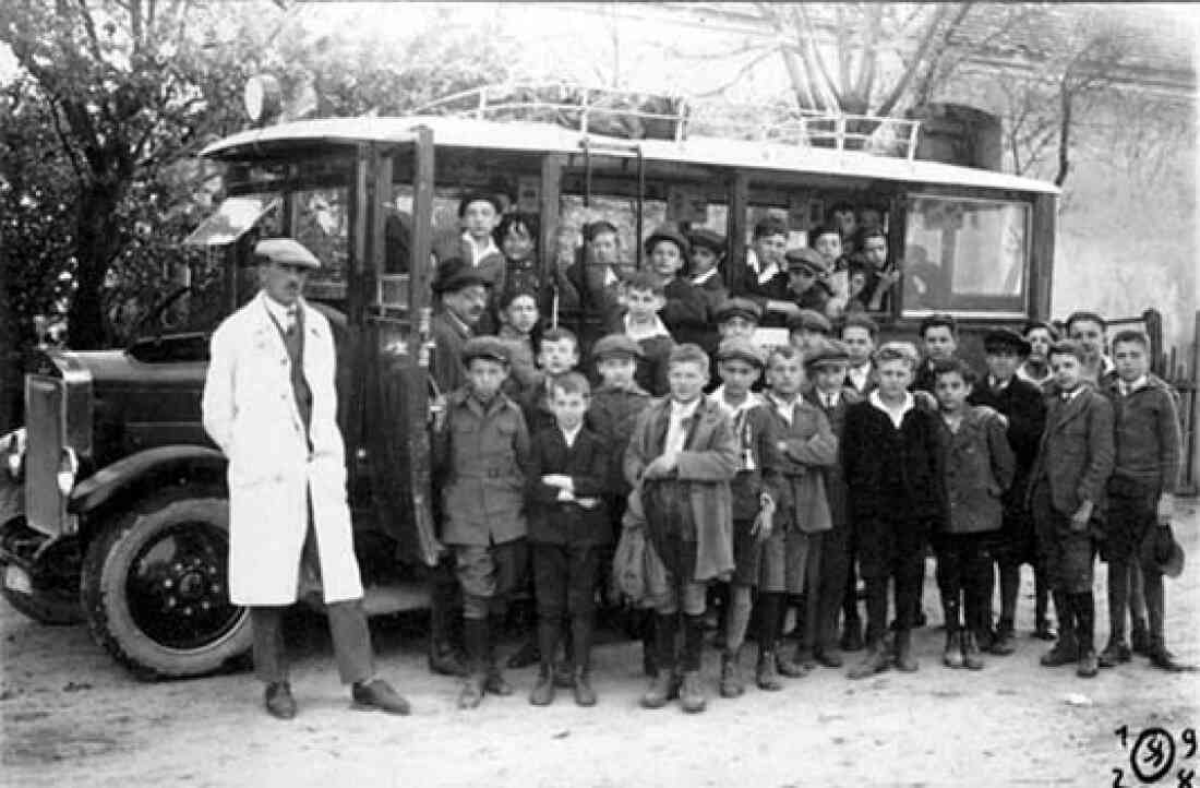 Südburg-Bus mit Schülergruppe