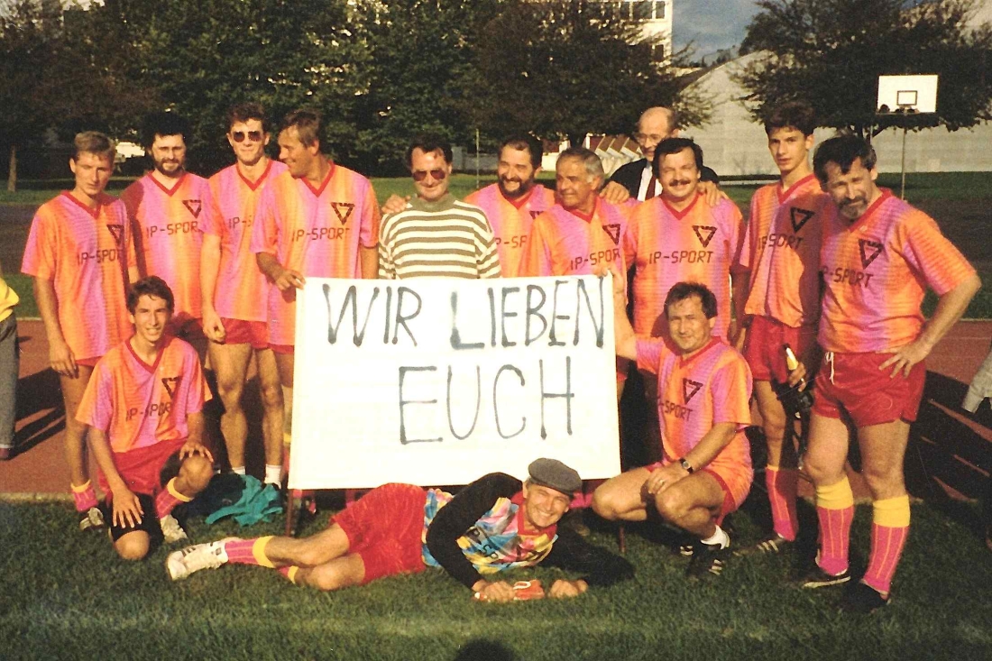 Röm. kath. Pfarre: Fußballspiel des erw. Pfarrgemeinderats unter dem Thema "Wir lieben euch" gegen die Kollegen aus Pinkafeld