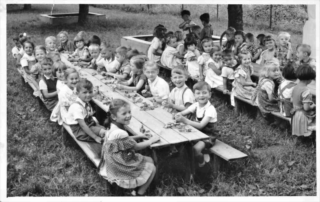 Gruppe des städtischen Kindergartens im Garten