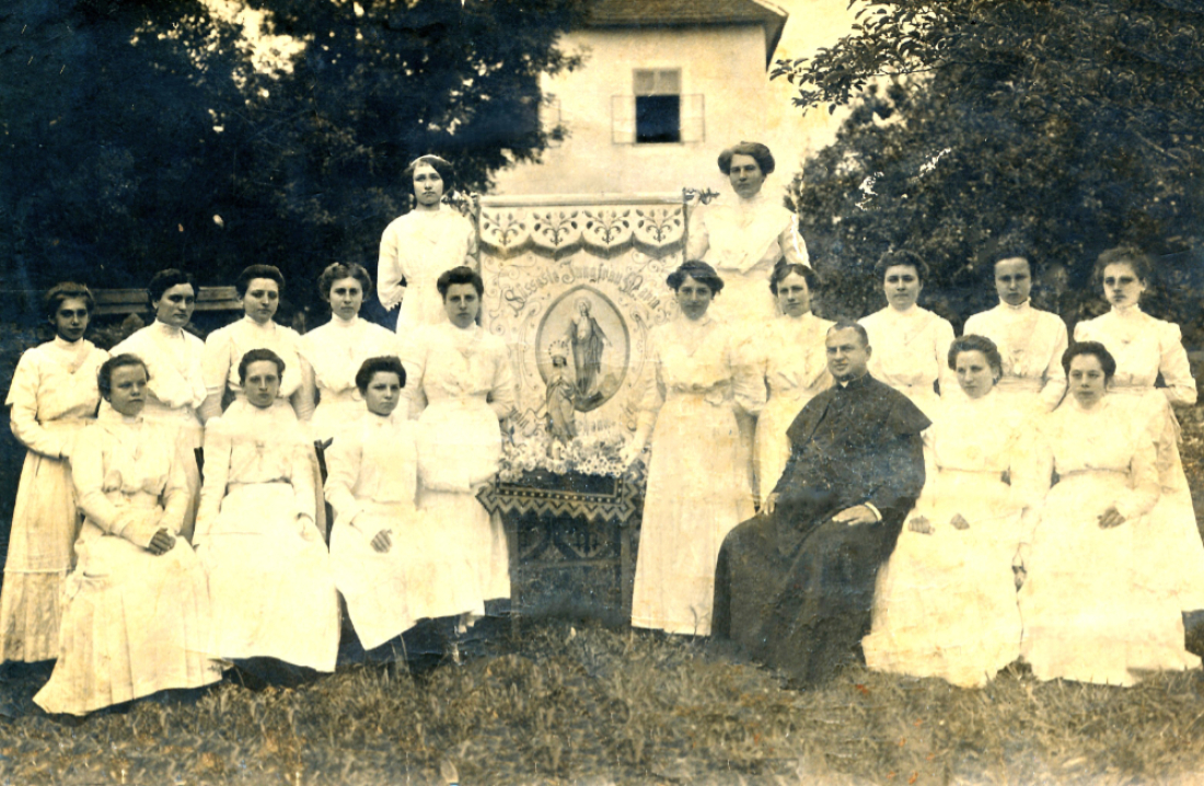 St. Martin: Pfarrer Johann Halmay (*1868/+1932) mit der Marienfahne und den Maimädchen vor dem alten Pfarrhof